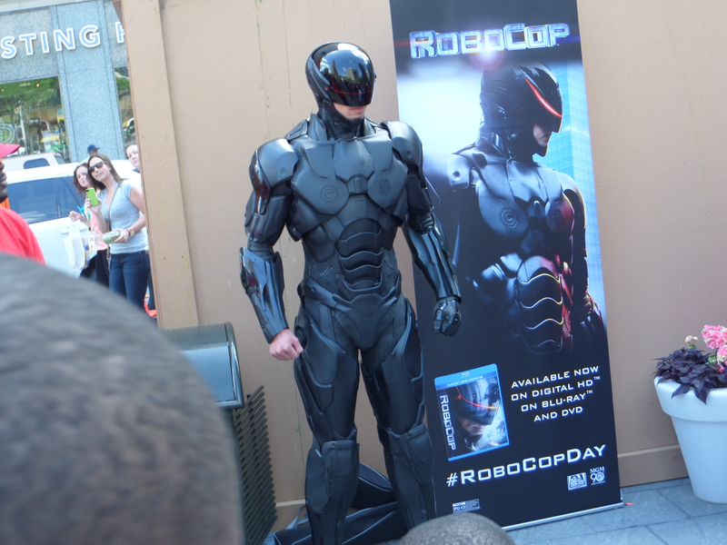 Illustration for article titled Detroit Was Supposed To Get That Giant RoboCop Statue Today But Didn't